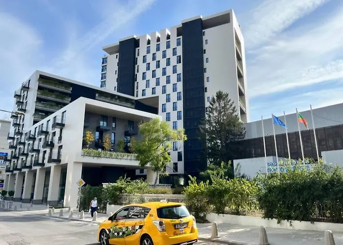 Sunlit Elegance Escape 바르나