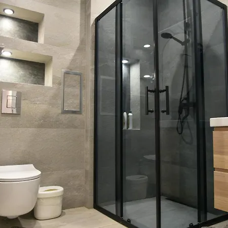 דירה Sunlit Elegance Escape וארנה