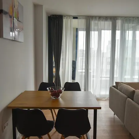 Sunlit Elegance Escape דירה