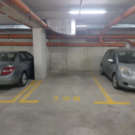 Sunlit Elegance Escape וארנה